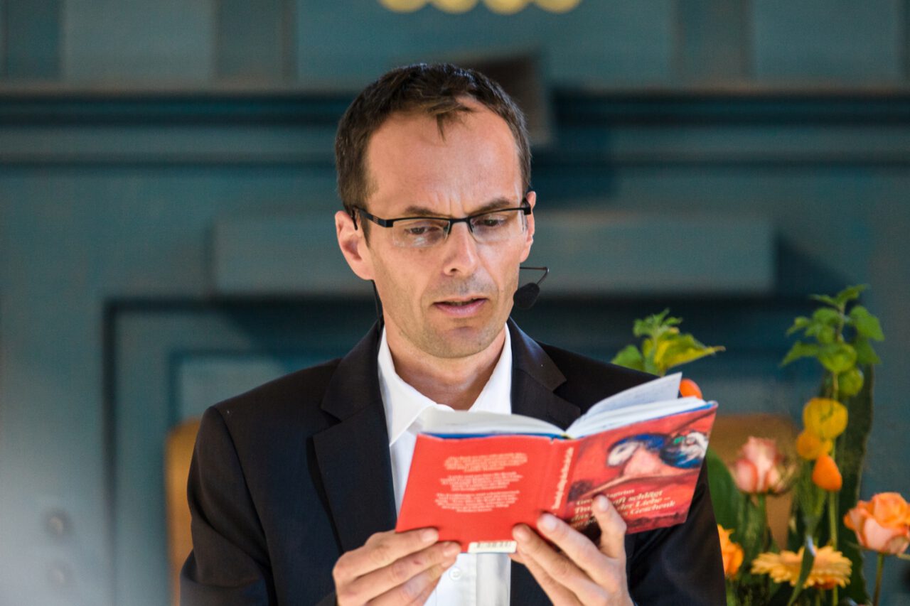 Georg Magirius mit seinem Buch "Traumhaft schlägt das Herz der Liebe" - unter dem Motto "Alles Große findet sich" erzählt er, wie sieben Ehemänner sterben - jeweils in ihrer Hochzeitsnacht mit Sara. 