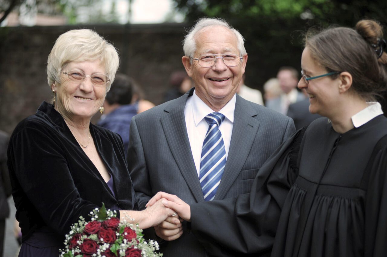 Ingrid und Gerold Schmidt feiern mehr als 50 Jahre nach dem ersten Apfelwein die Goldene Trauung mit Pfarrerin Nicole Ohler