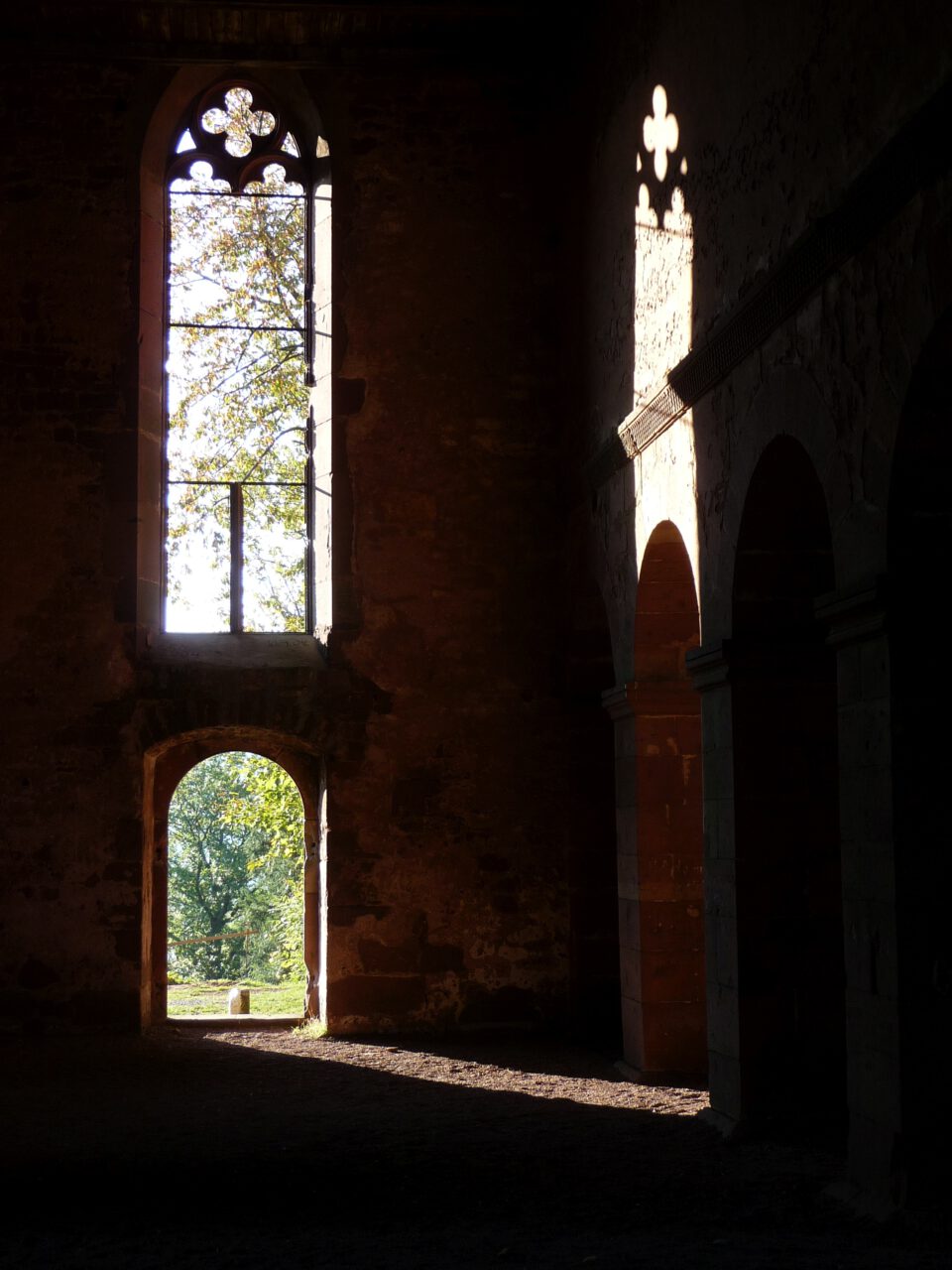 Liebe ohne Fensterglas - Die Gotthardsruine bei Amorbach - Foto (c) Georg Magirius