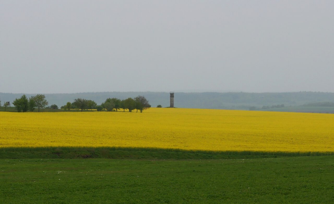 Über die grüne Grenze ins Freie wandern - Grenzturm bei Irmelshausen