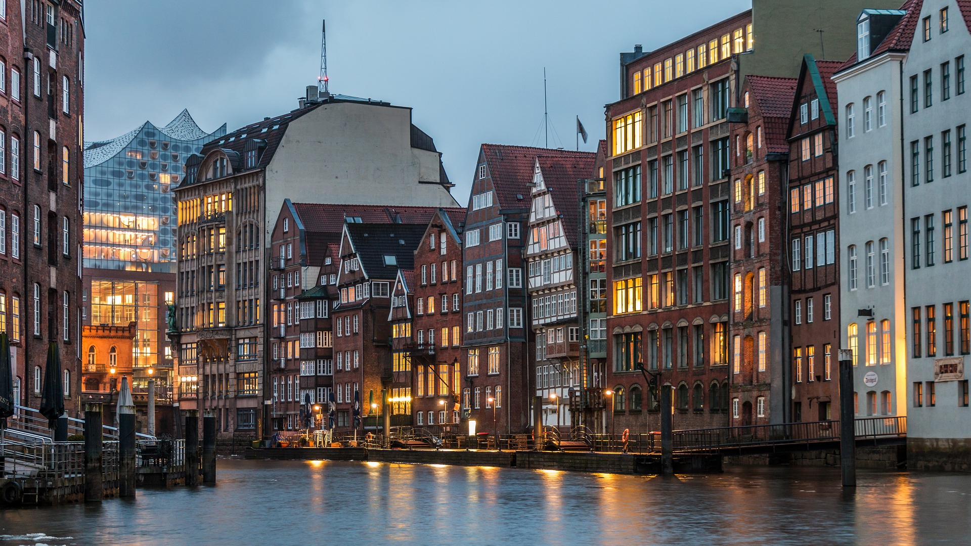 Hamburg City Abendstimmung - Eier fliegen in Richtung Podium, war beim Kirchentag 1981 in Hamburg zu erleben - Foto: Karsten Bergman Pixabay