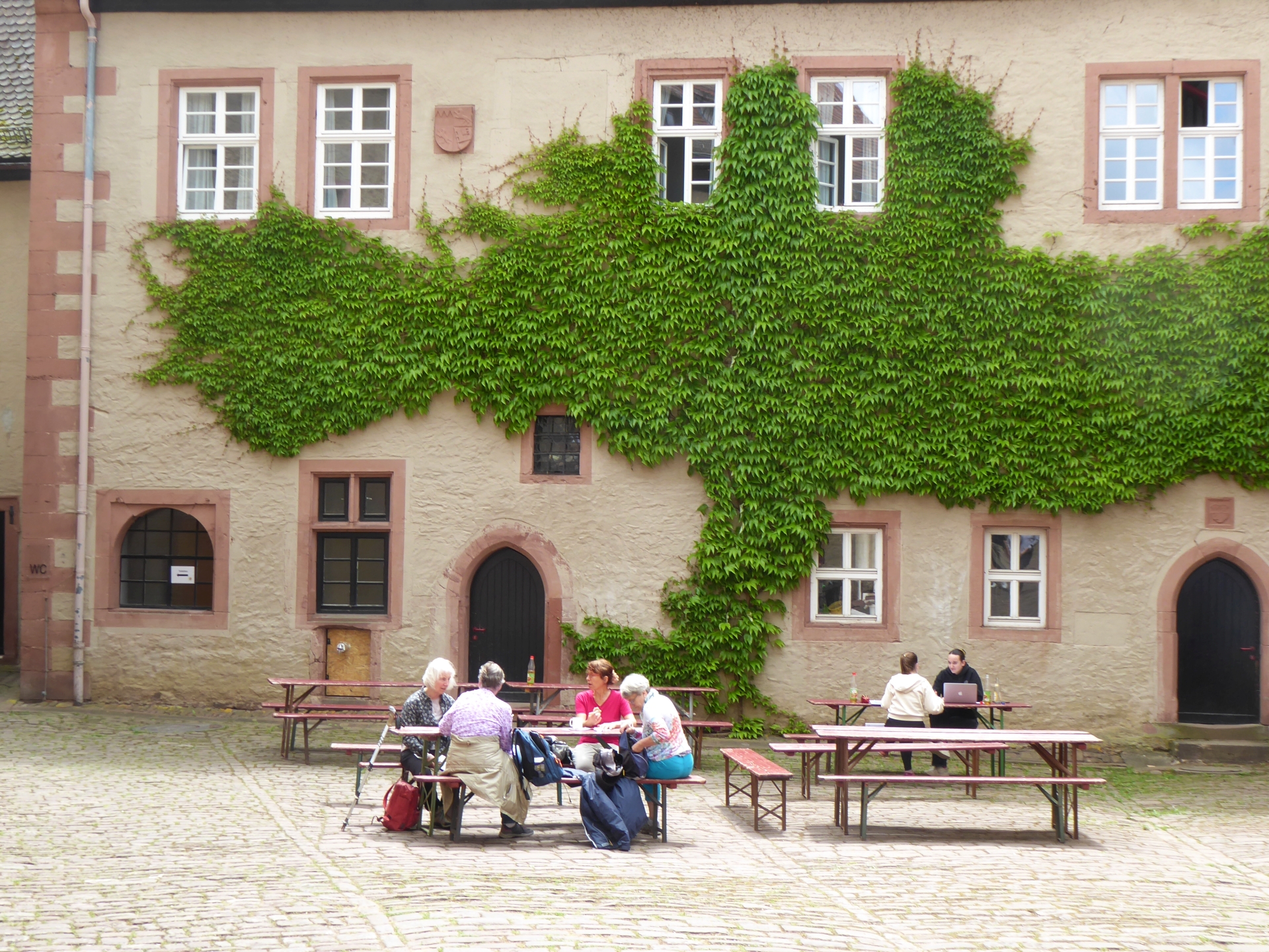 Was dem Leben Witz und Schwung verleiht - im Hof der Burg Rothenfels, Station einer Tour der Reihe GangART mit Georg Magirius