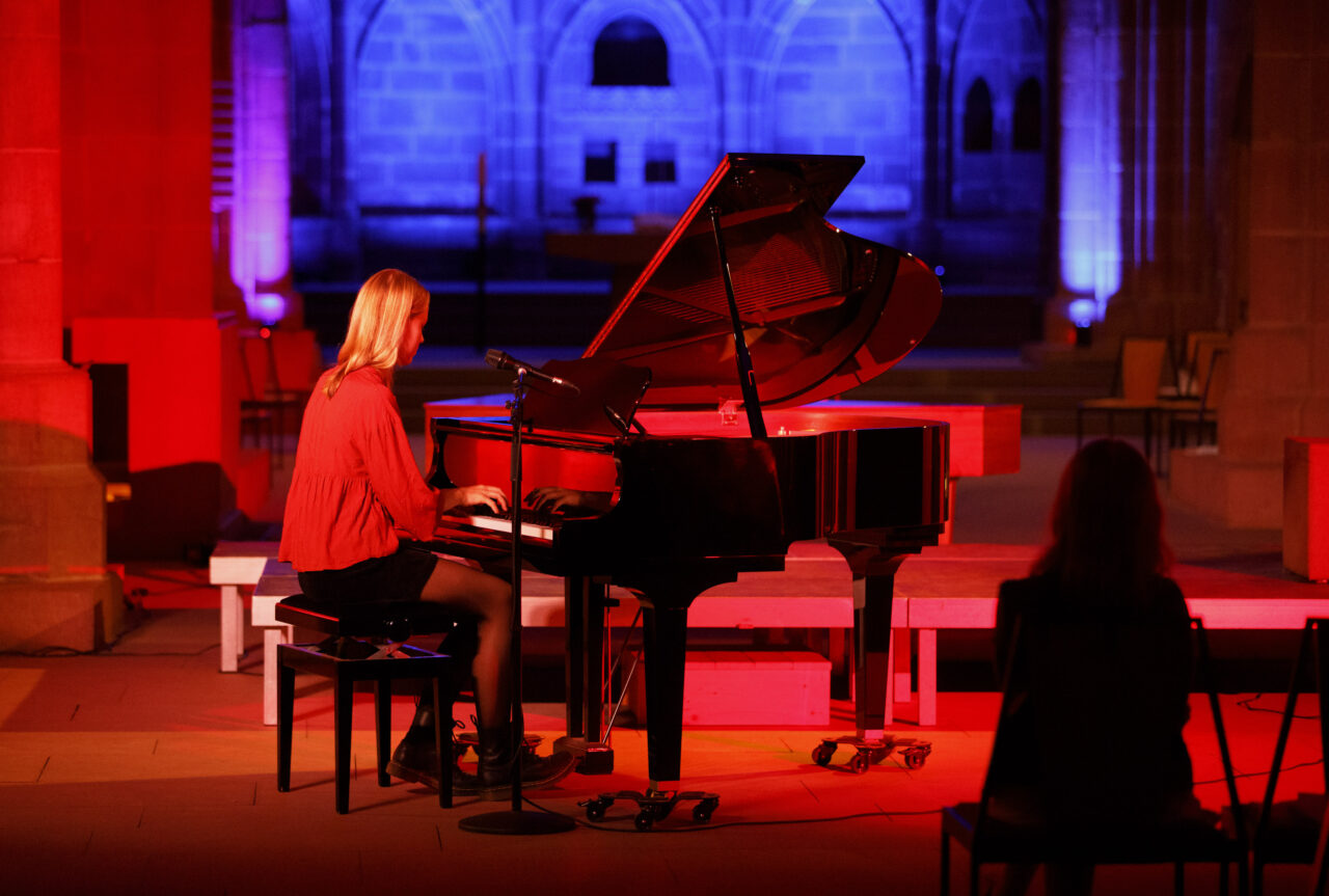 Wieso kündigt eine Farradglocke Weihnachten an? Josefine Bergmann gibt darau in der Stiftskirche in Kaiserslautern mit dem Schriftsteller Georg Magirius die Antwort. 