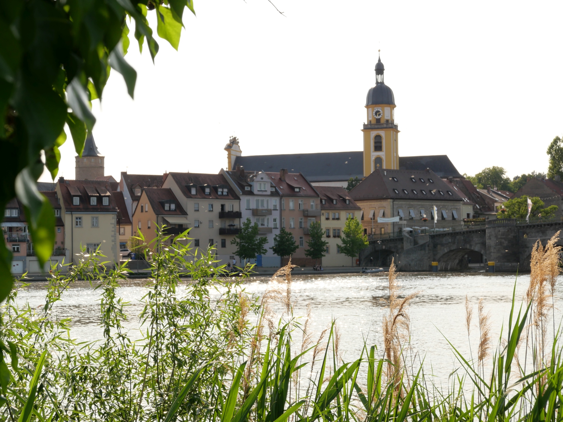 Stadtsilouhette von Kitzingen am Main mit Falterturm