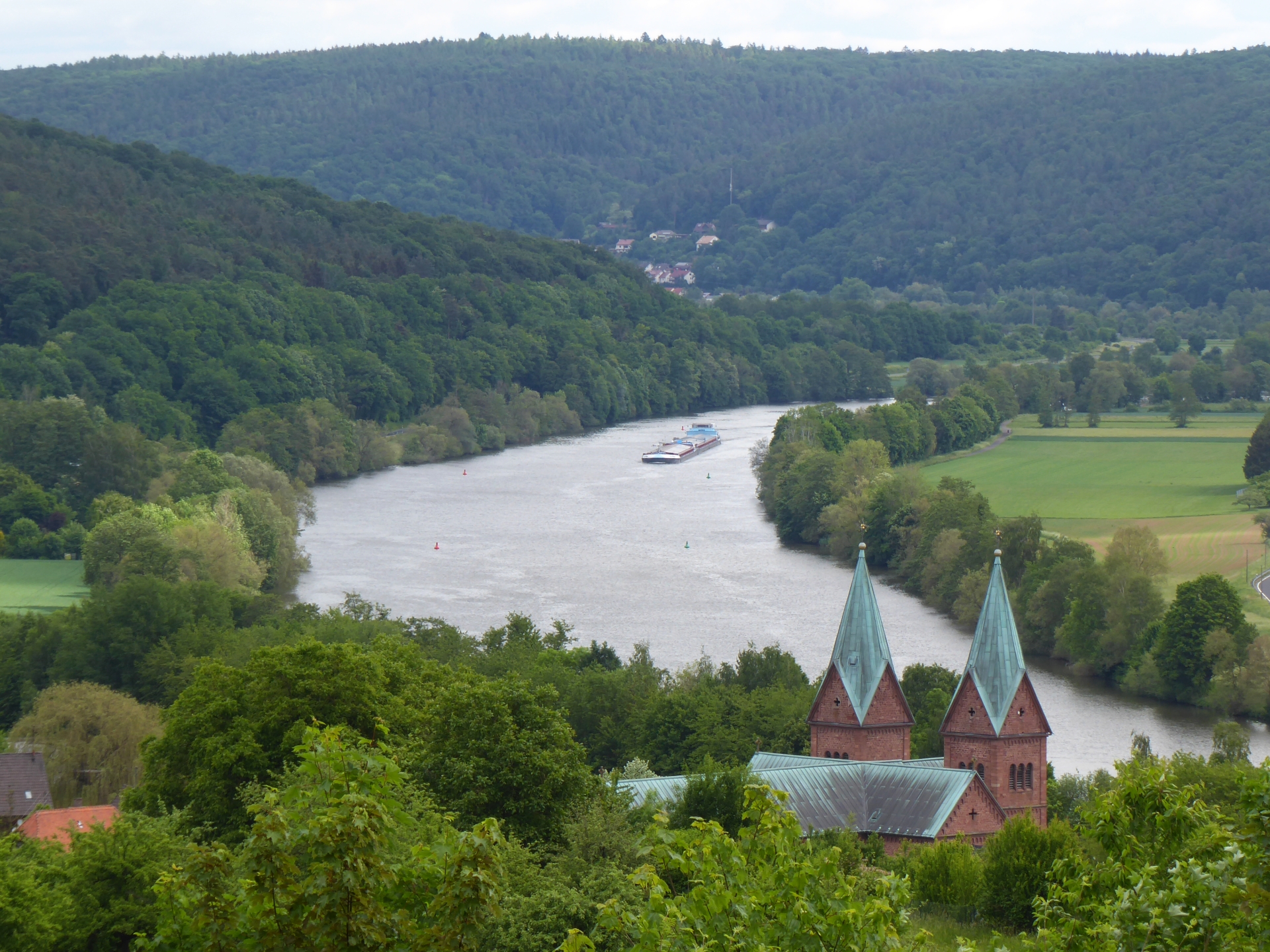 Was dem Leben Witz und Schwung verleiht: Der Main bei Kloster Neustadt - Foto: Georg Magirius