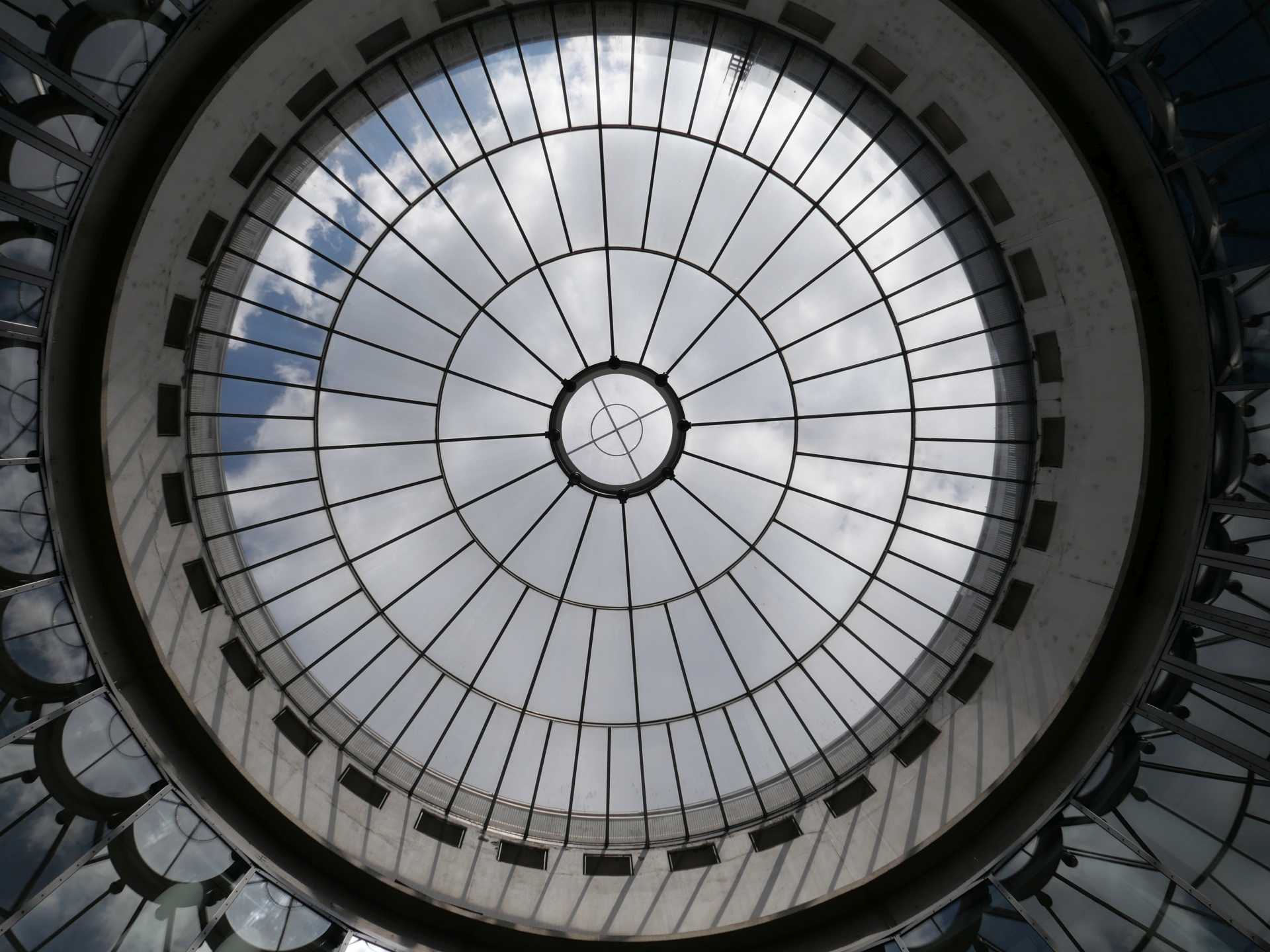 Blick aus der Rotunde der Schirn durchs Glasdach in die Großzügigkeit des Himmels