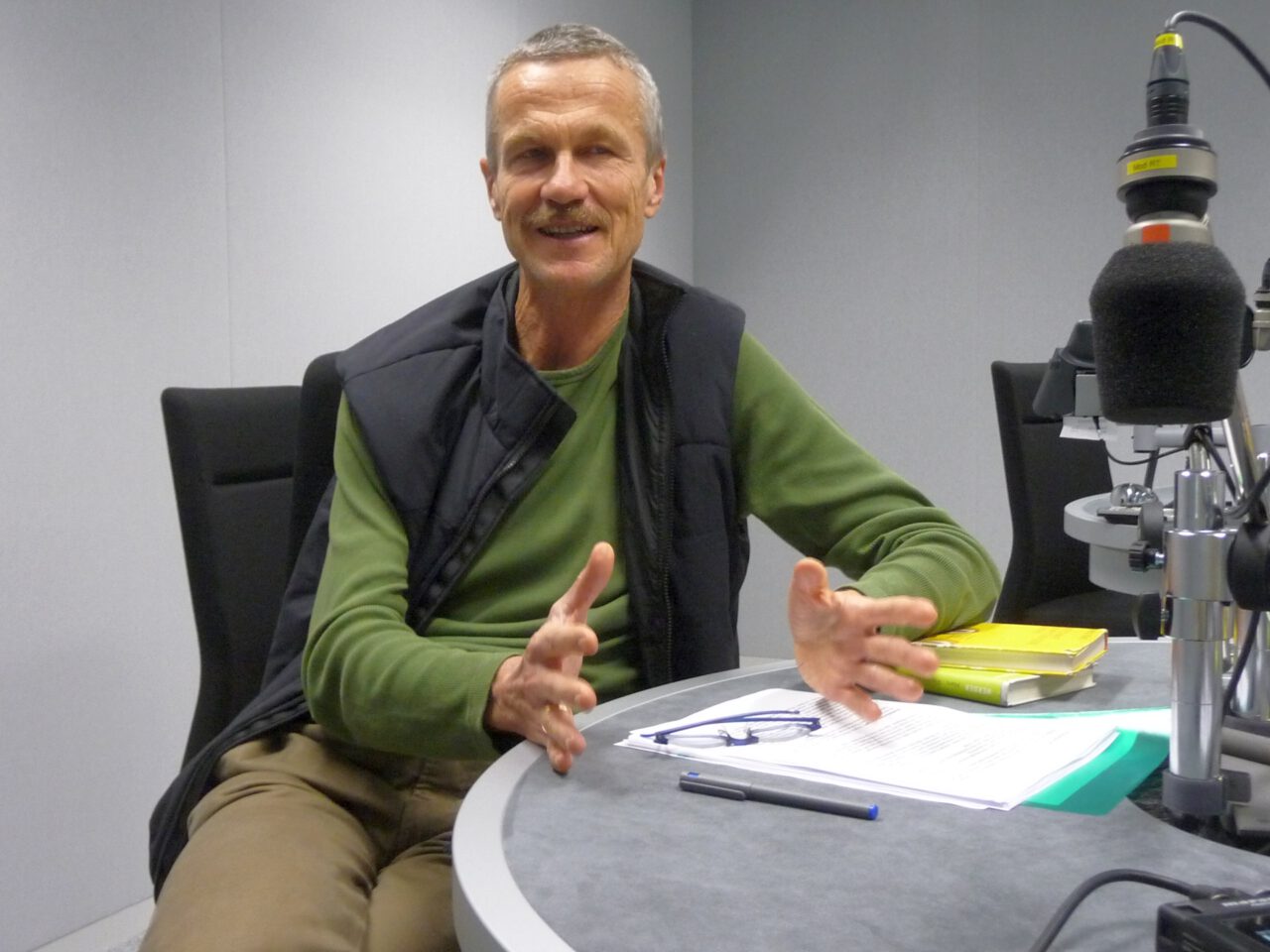 Sein Staubsauger heißt Franz Fridolin - Lorenz Marti beim Interview im Studio in Bern