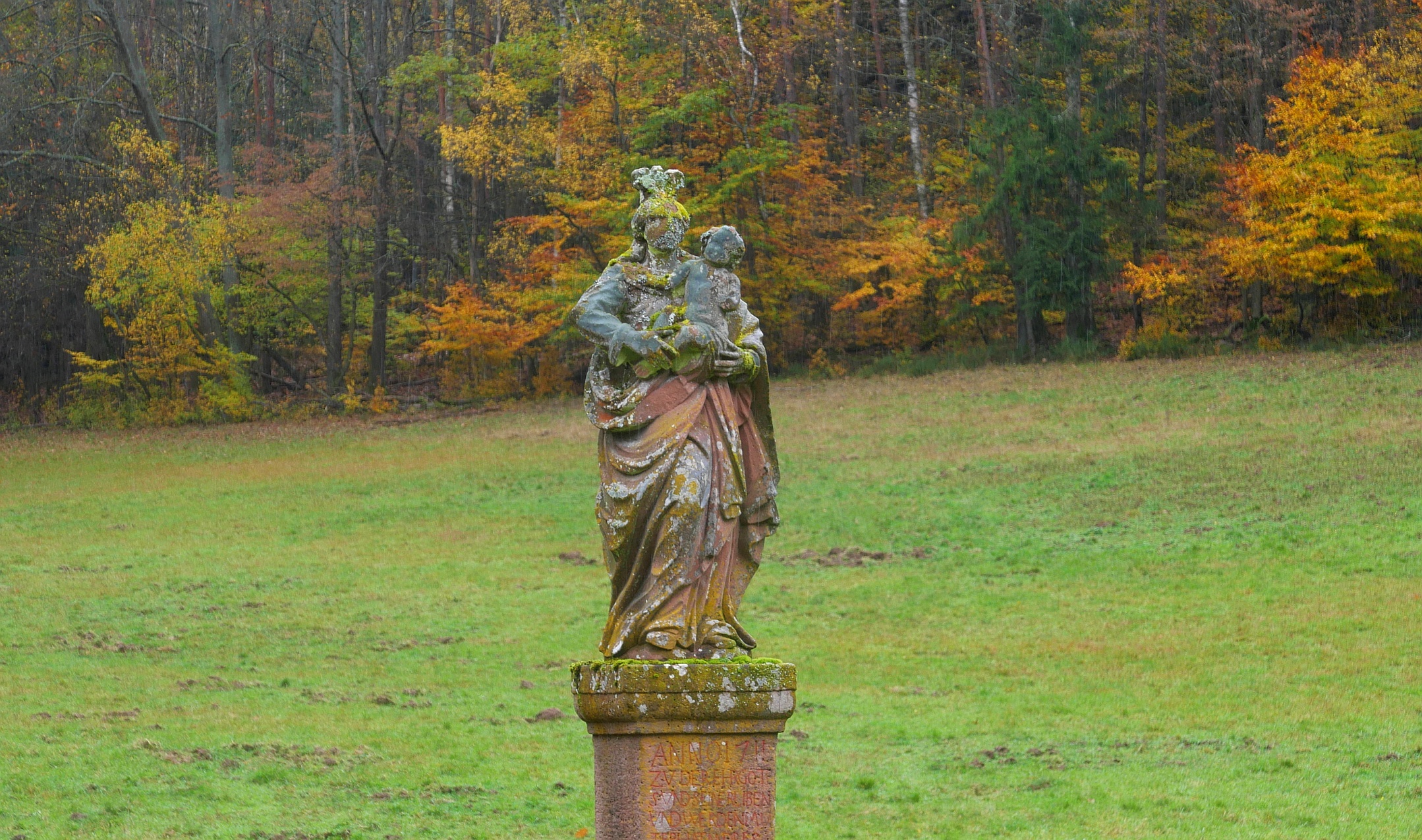 Hoffnungszeichen im Nichts - Maria mit Kind in Breitenbach