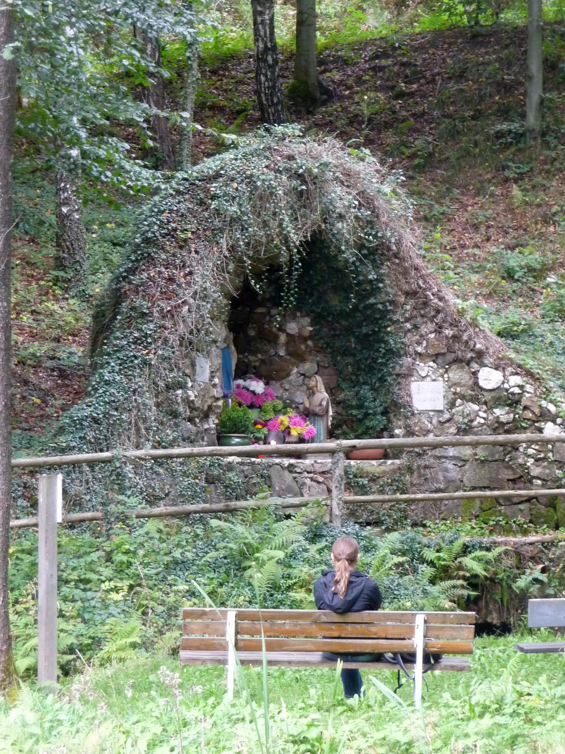 Geborgenheit im Hochspessart: Pfarrerin Regina Westphal vor der Mariengrotte bei Heigenbrücken