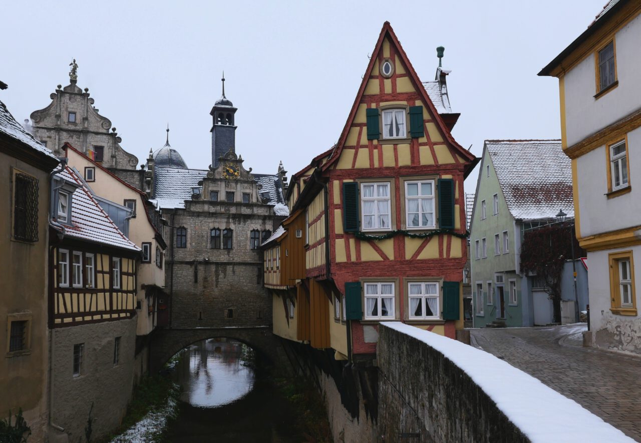 Ist die Weihnachtsfreude in Schwarz-Weiß darstellbar?, fragt das Museum Malerwinkel in Marktbreit. 