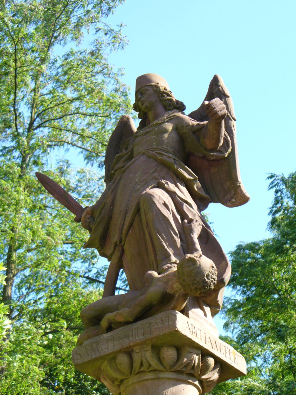 Michael - Kloster Engelberg Großheubach - Warum sich Engel nicht abschaffen lassen, beantwortet die Skulptur anschaulich: Weil sie sich wehren