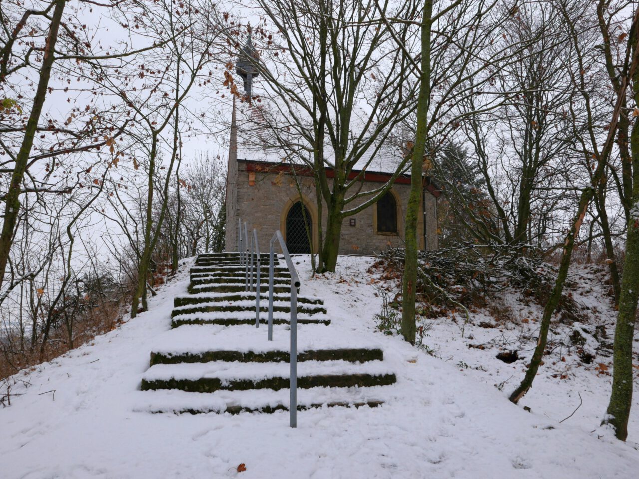 Unterwegs zum unverwechselbaren Lebkuchen hat Georg Magirius das rutschige Umfeld bei der Moritzkapelle von Marktbreit zu bestehen