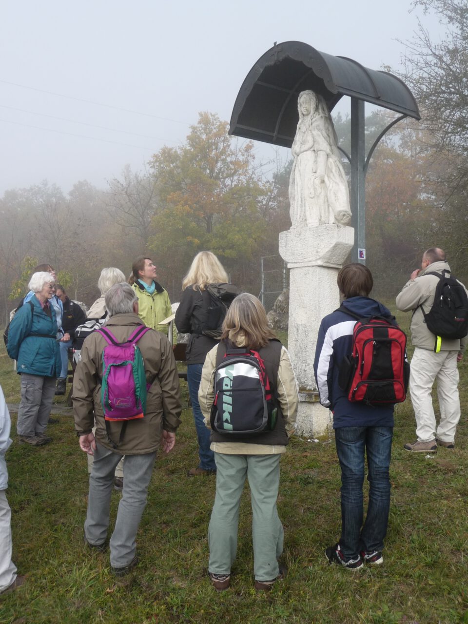 Pfarrerin Regina Westphal vor Maria mit den langen Haaren - Tour Nebelriss