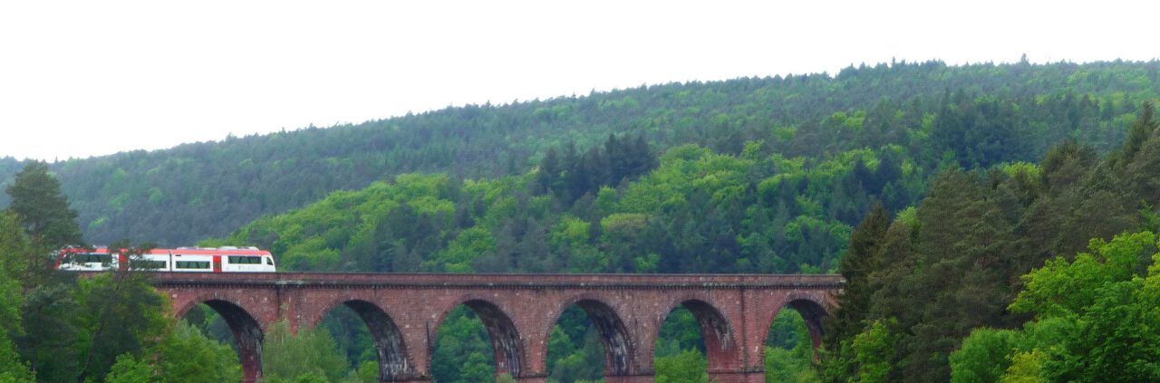 Die Bahn über das Himbächlviadukt zum Paradies im Odenwald, dem Literaturacfé in Höchst