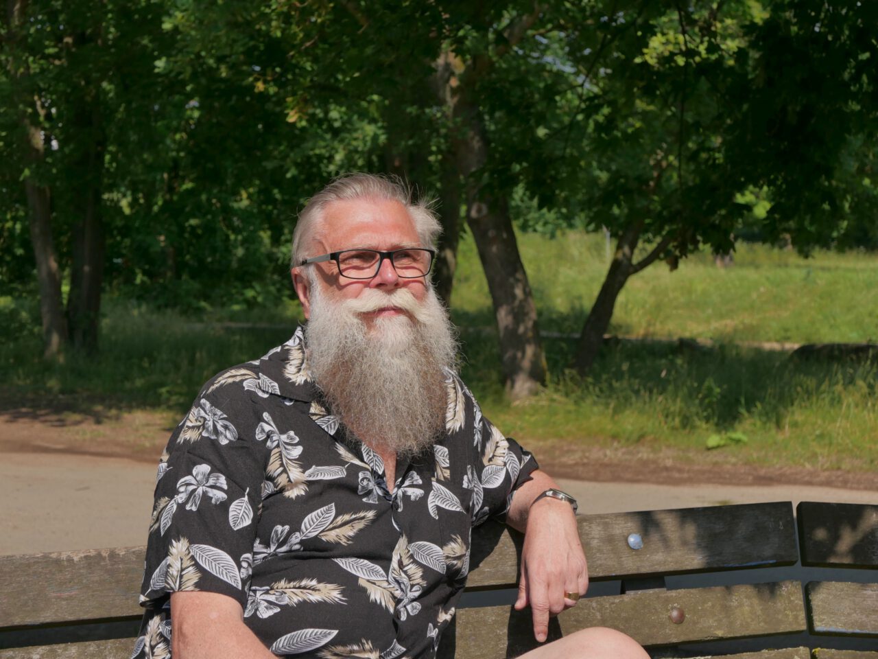 Ruhekünstler Otto W. Ziegelmeier an seinem Lieblingsort in Frankfurt, dem Niddapark - Foto von Georg Magirius