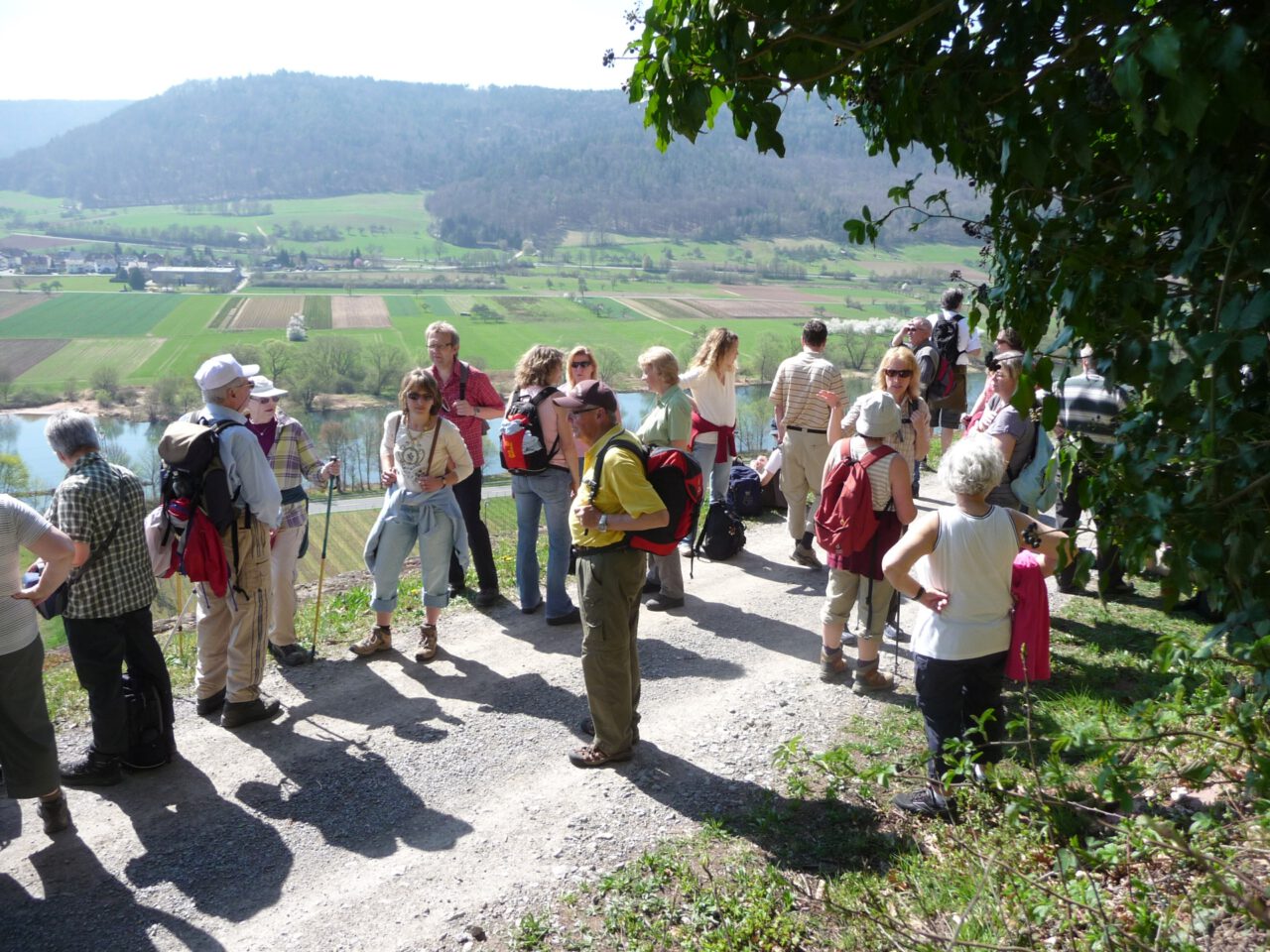 Engel kämpfen auf dem Rotweinweg - Spirituelle Wanderung der Reihe GangART zum Kloster Engelberg - Rast