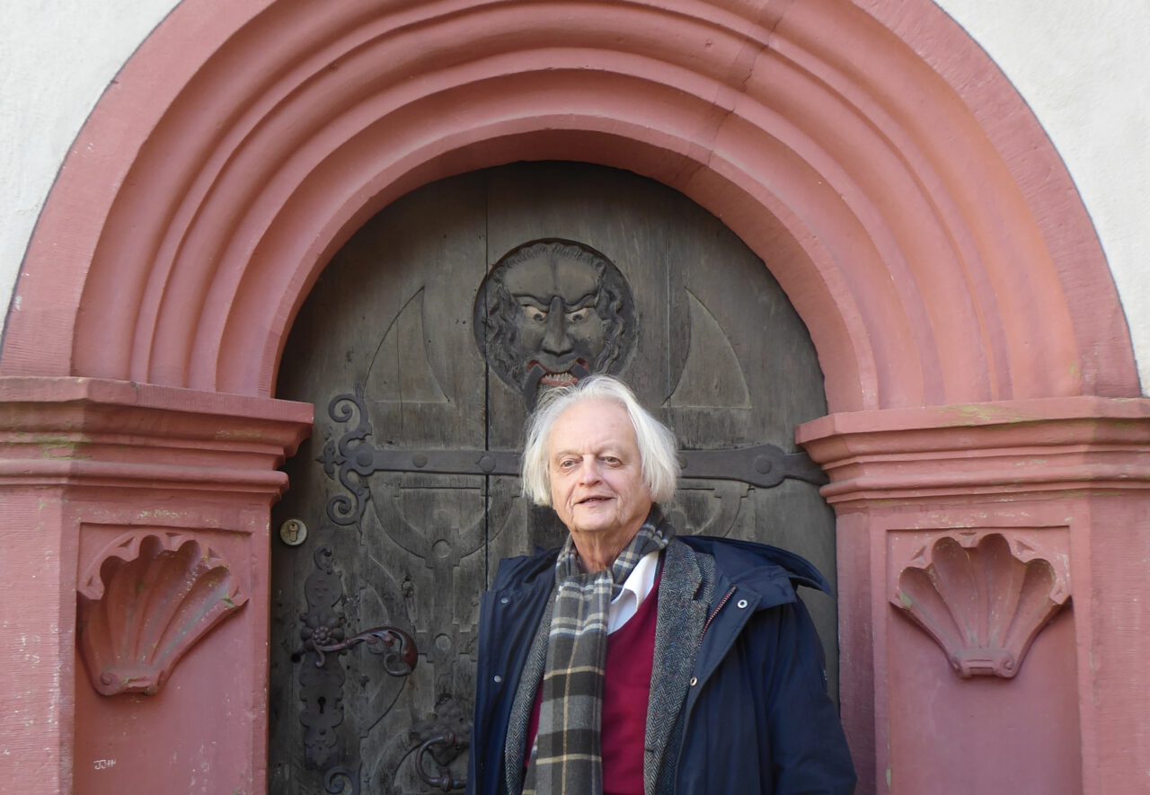 Rudolf Kreutner vor dem Schrotturm, Sitz der Rückert-Gesellschaft in Schweinfurt