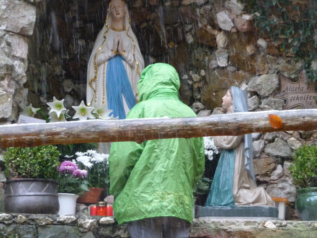 Schneegebet vor Maria in der Grotte von Heigenbrücken im Spessart