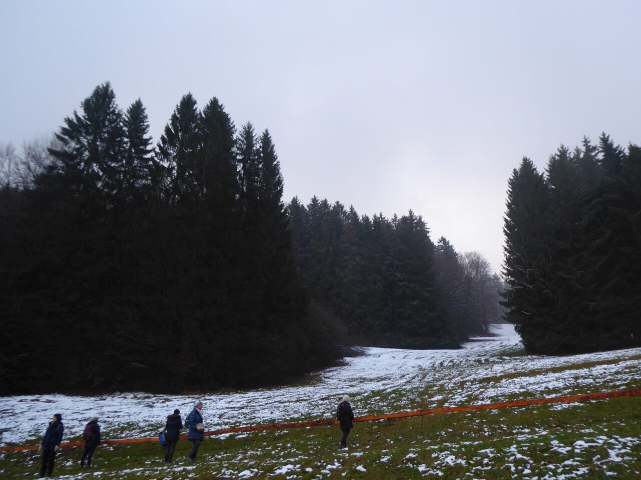 Mentale Vorbereitung auf der Skipiste, aber dann: Pilger springen von der Spessartschanze - Foto von Georg Magirius