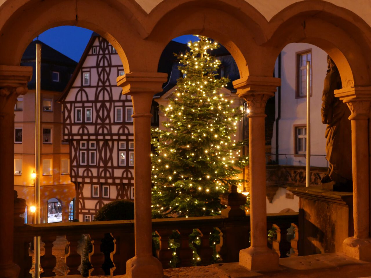 Fantastischer Karriersprung - Stiftskirche Aschaffenburg - (c.) Georg Magirius, Foto aus dem Buch "Stilles Franken" 