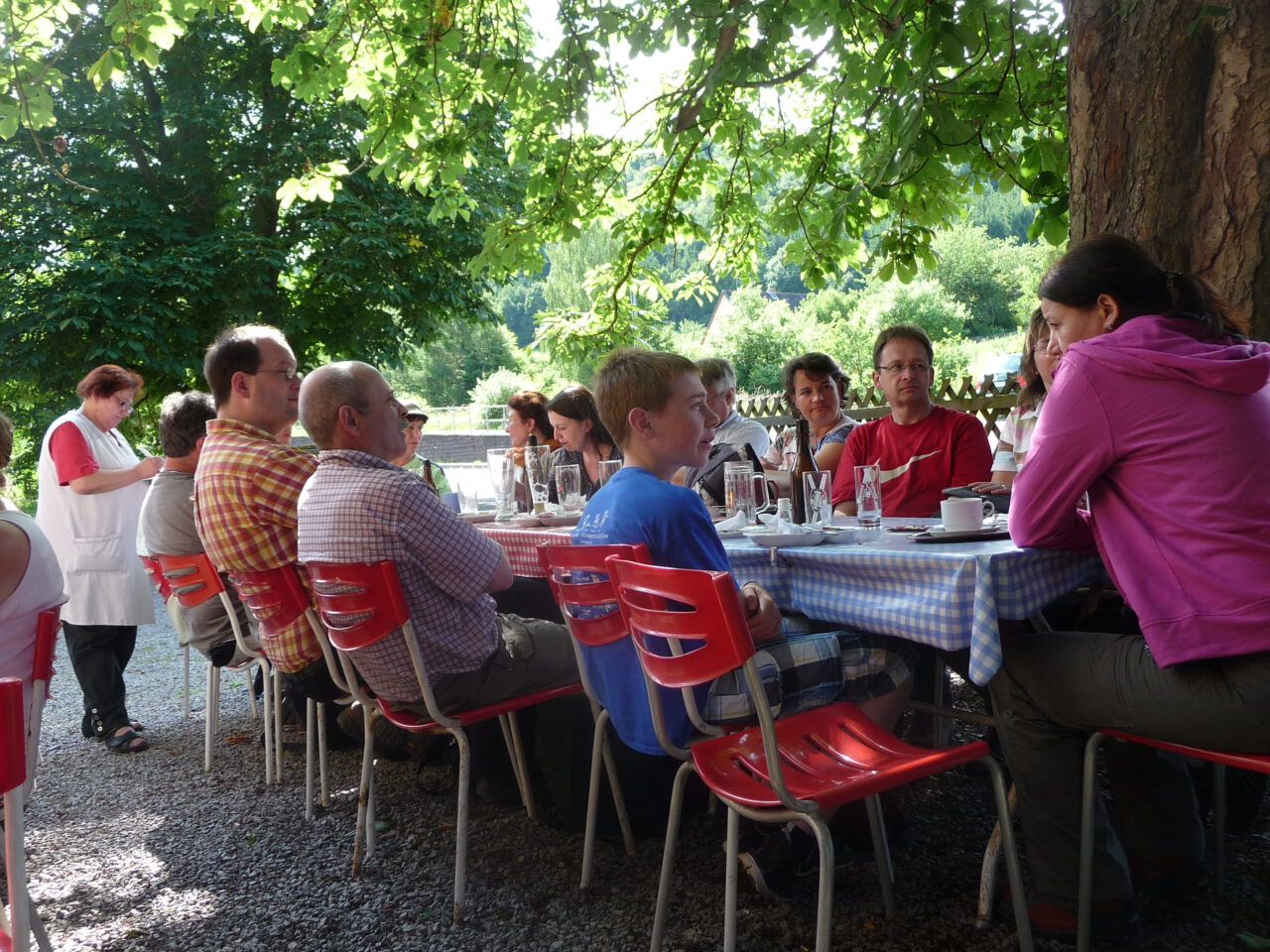 Unter Kastaninen im Biergarten "Zum Saaleblick" in Gräfendorf