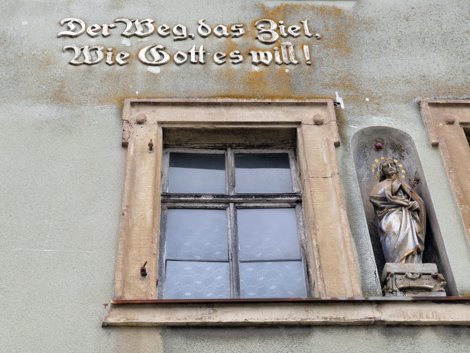 Wandermotto in Retzbach in Mainfranken an einer Hauswand: "Der Weg, das Ziel, wie Gott es will!" mit Himmelskönigin 