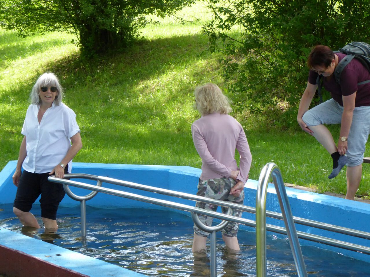 Wassertreten bei Heigenbrücken - Etappe der Spirituellen Wanderung "Der Samstag wird ein Feiertag"