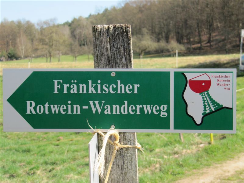 Wegweiser "Fränkischer Rotwein-Wanderweg" - Tour "Engel kämpfen auf dem Rotweinweg" - Foto von Manfred Kürsch