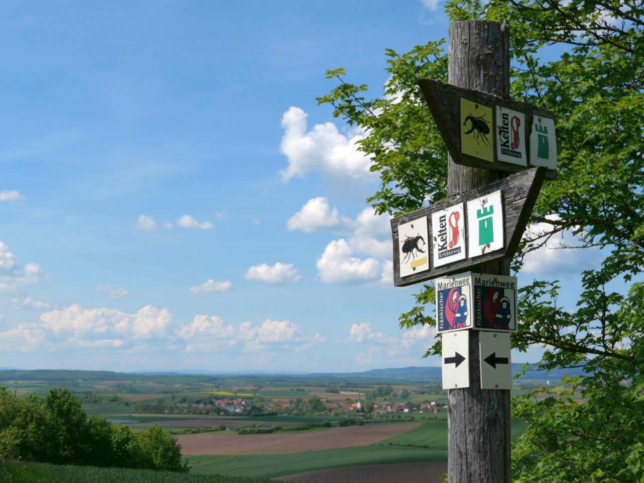 Eigene Fußspuren setzen - Anregungen dzu bieten abgelegen Wege, die aber doch Wegweiser haben - wie der Keltenweg bei Königsberg in Bayern in den Haßbergen