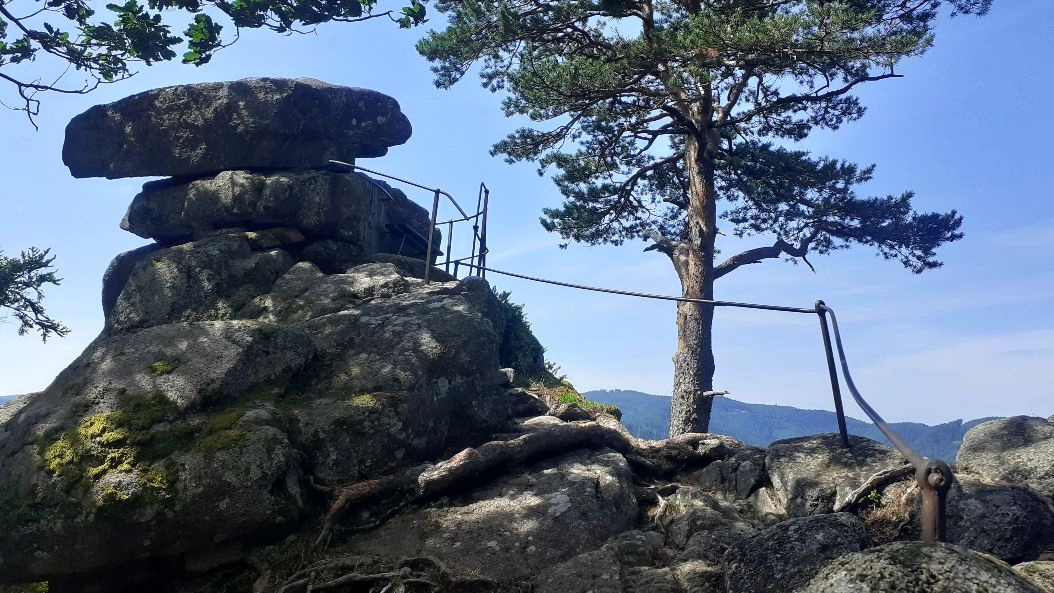 Die Kurz-bevor-Freude:  Wenn sich gleich eine Aussicht öffnet - Windeck-Felsen bei Hornberg im Schwarzwald - Foto: Georg Magirius